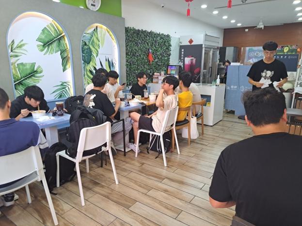 虎科大旁60公尺,冷飲季,環境裝潢設備齊全,接手可馬上營業