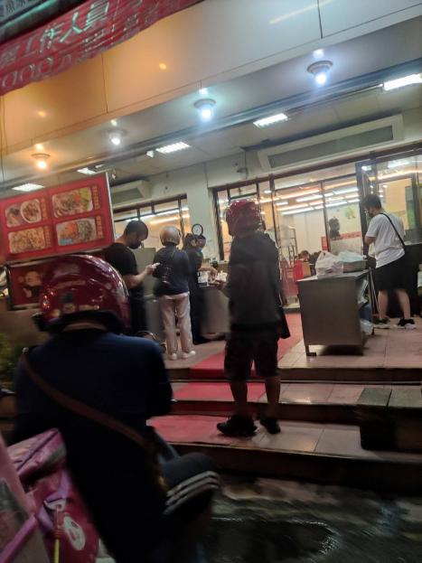 北屯東山路絕美店面，旁邊就是停車場，人潮沸騰。