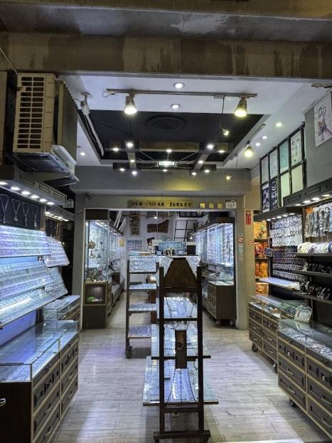 新崛江商圈獨立店面，飾品精品經營多年適合飾品服飾百貨