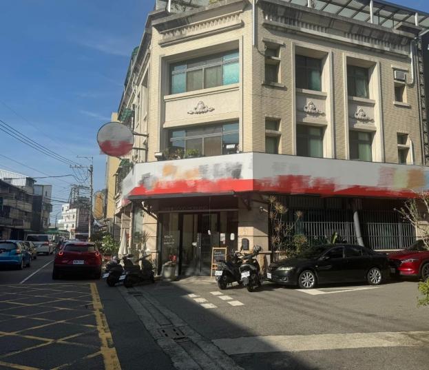 黃金三角窗早午餐店面，含裝潢設備，便宜頂讓
