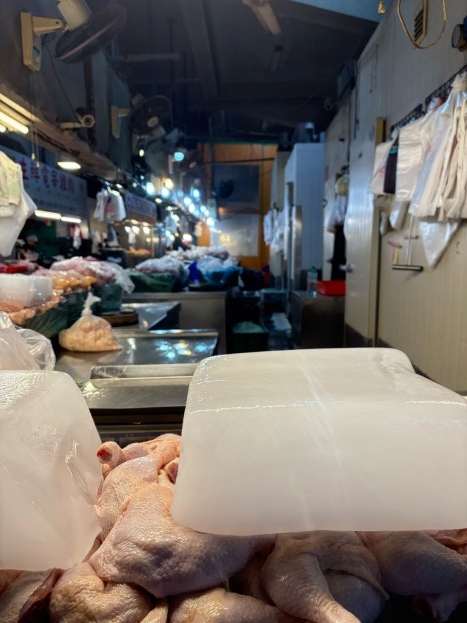 肉臟副產，批發零售商。日日有進財，忙到腿抽筋，數錢數到手抽筋