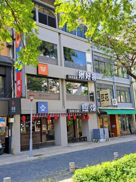 新竹東區護城河畔晶品城旁整棟店面含生財器具及設備