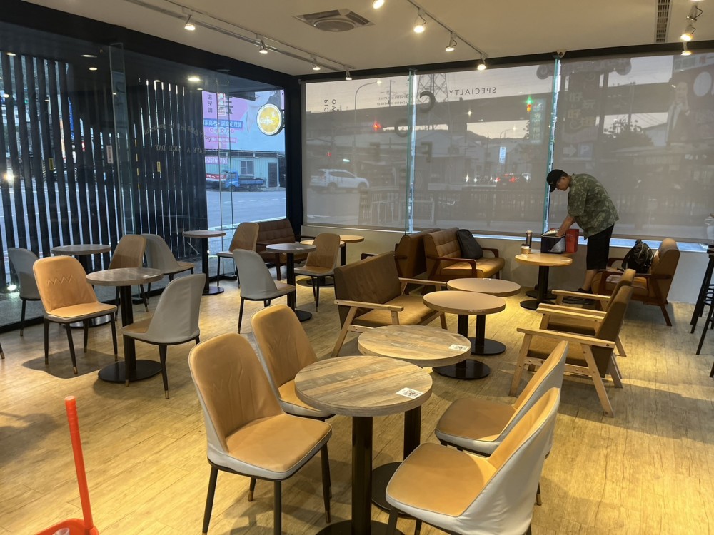 超值咖啡店餐飲店面轉讓（好停車）