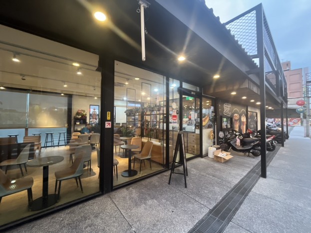 超值咖啡店餐飲店面轉讓（好停車）