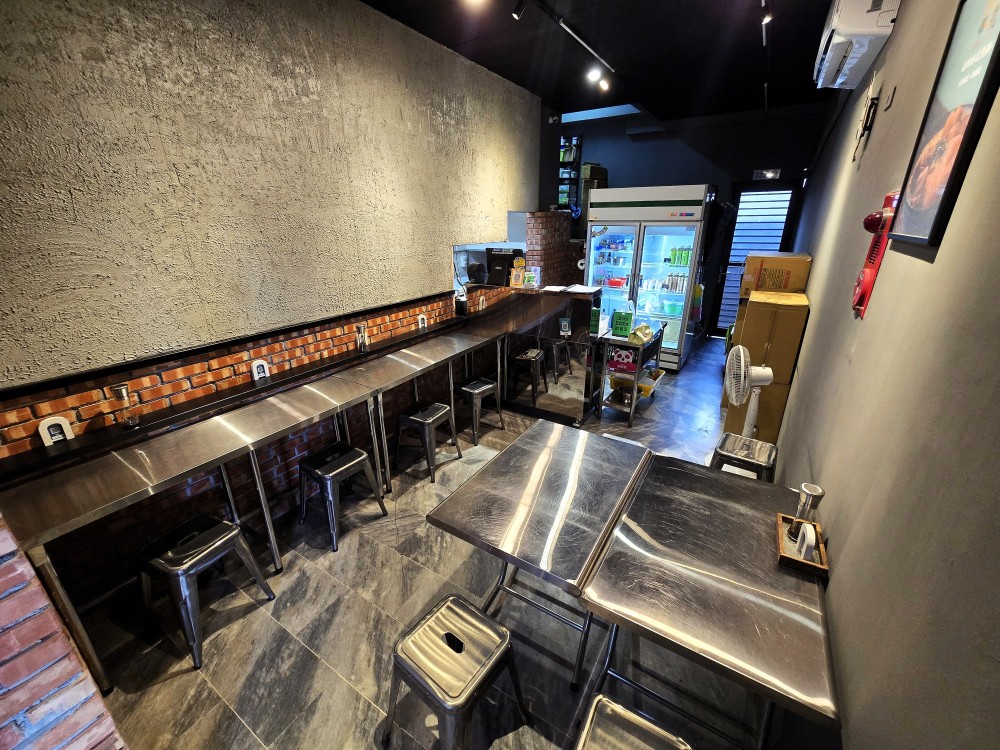 【19萬｜樹孝商圈餐飲店面頂讓｜裝潢部分設備僅使用一年】