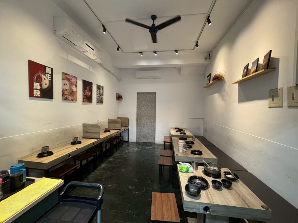 小港熱鬧商圈小火鍋店面