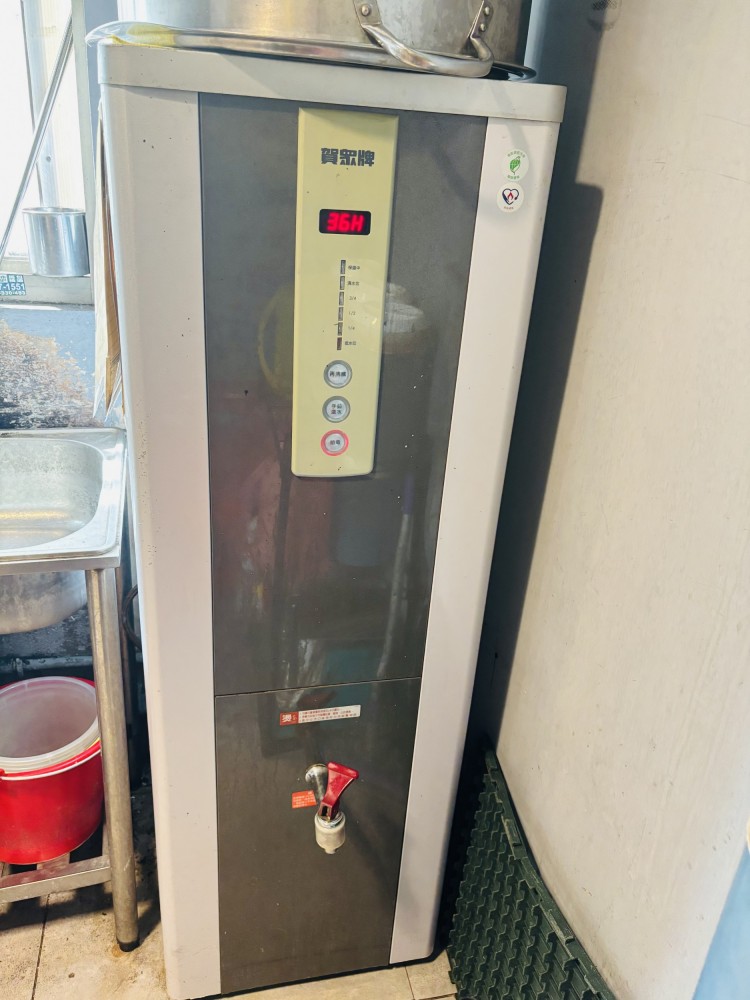新店黃金地段餐飲店頂讓｜近商辦+住宅穩定客運｜接手即營