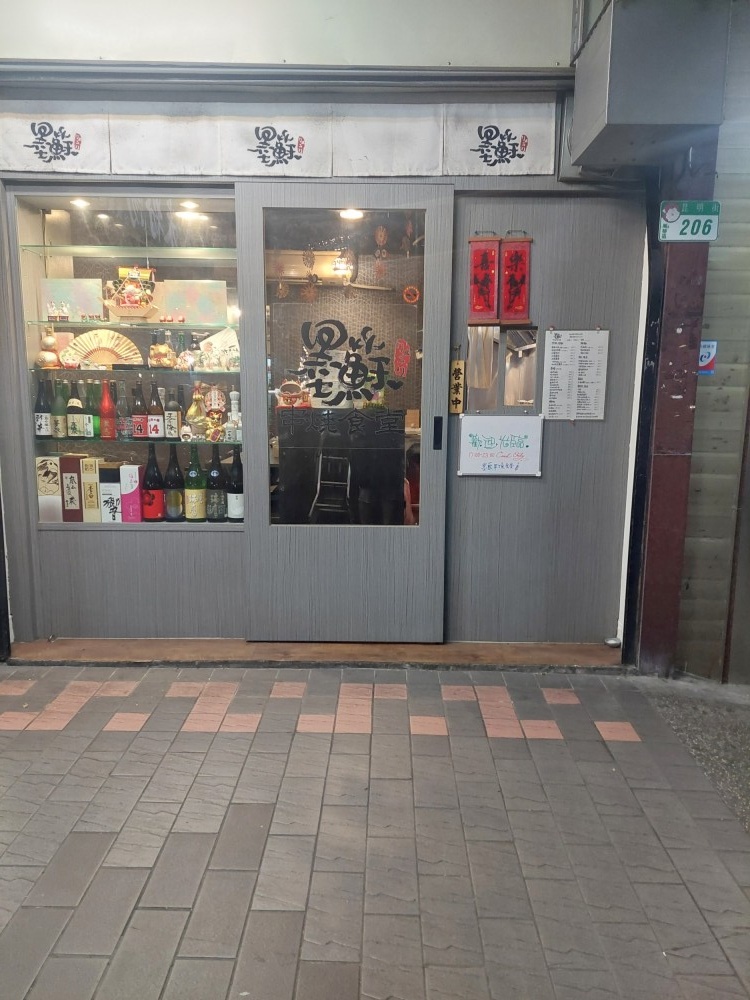 近西門商圈，餐飲小店面，人潮多，接手即可開