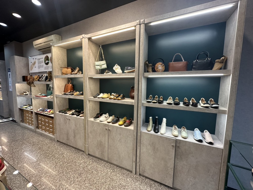 高雄精品店全套訂製展示櫃｜含LED展示燈｜整批出售含冷氣