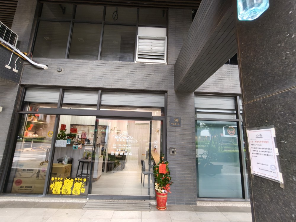 全新裝璜，全新設備器具，診所旁店面，因身體健康因素休息，