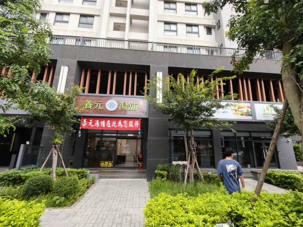 全新裝璜，全新設備器具，診所旁店面，因身體健康因素休息，