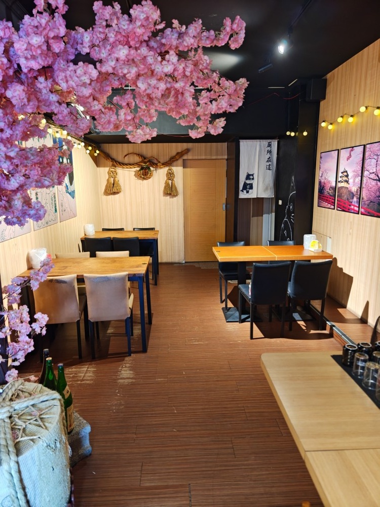 這是一個小型日式燒烤店，可滿足想要開店創業者的需求！