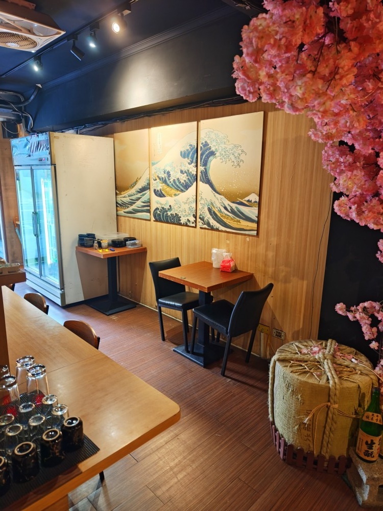 這是一個小型日式燒烤店，可滿足想要開店創業者的需求！